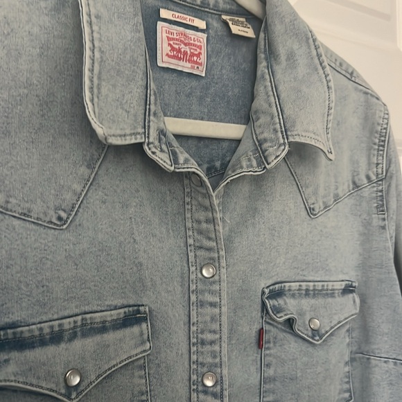 Levi’s Denim Shirt. Heavier weight fabric Light/Faded Blue - Picture 3 of 10